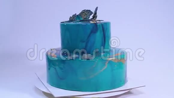用蓝色镜面釉和白色巧克力贝壳装饰的摩丝蛋糕欧洲法语视频的预览图