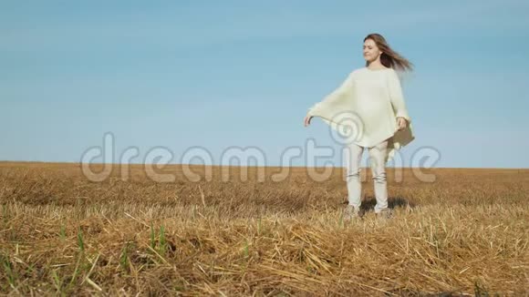 快乐微笑的年轻女子在收获的田野上享受大自然视频的预览图