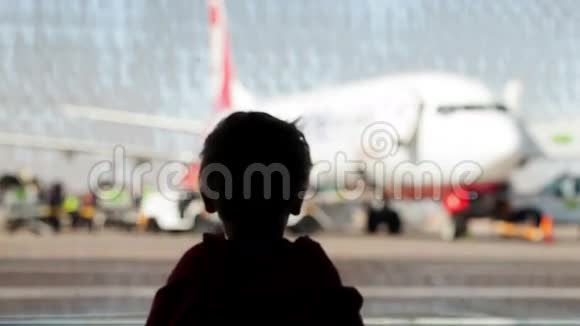 在机场看飞机的小男孩视频的预览图