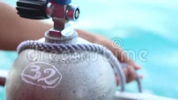 助手用绳子绑住牛圆柱体潜水艇视频的预览图