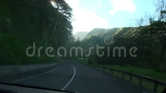 从塔希提岛法属波利尼西亚公路上的一辆移动汽车上观看视频的预览图