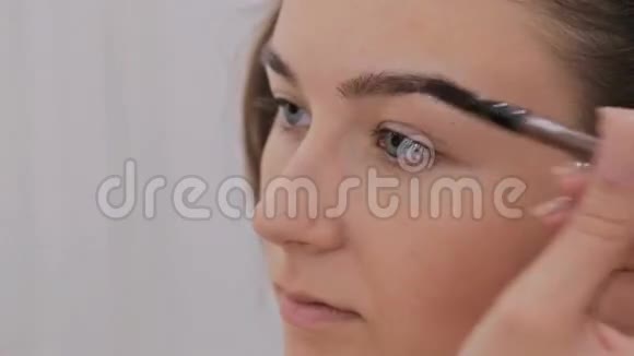 专业化妆师画眉毛视频的预览图