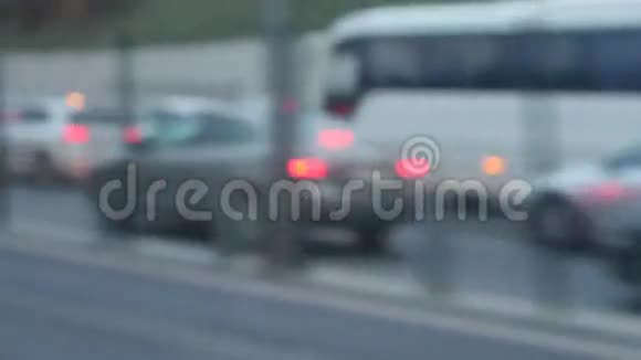 从一辆移动的汽车上看到交通堵塞视频的预览图