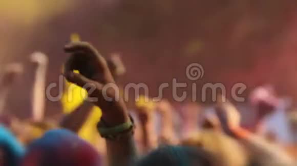 霍利节快乐的人们跳着挥舞着双手撒着粉末涂料视频的预览图