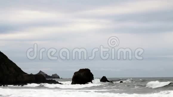 波浪冲击着北加利福尼亚海岸的岩石视频的预览图