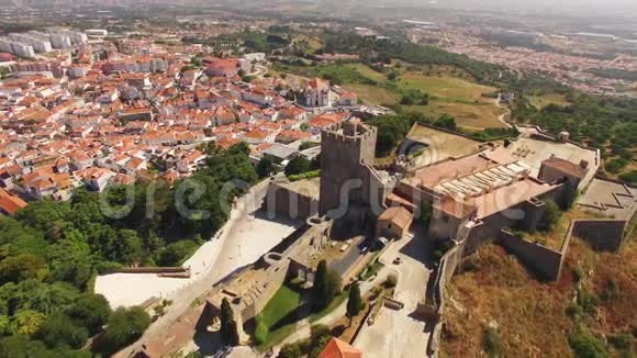 中世纪的城堡在一座山的背景下的城市鸟瞰视频的预览图