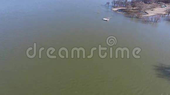 洪水过后鸟瞰路易斯维尔湖视频的预览图