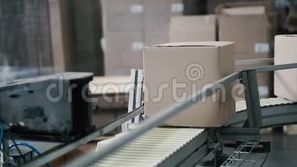 工厂传送带上的纸板箱剪辑箱子移动的生产线视频的预览图