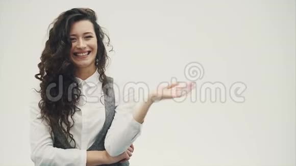 一位年轻漂亮的黑发商务女性的特写肖像在白色背景上视频的预览图