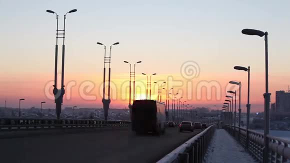 日落时在桥上的车时间推移视图视频的预览图