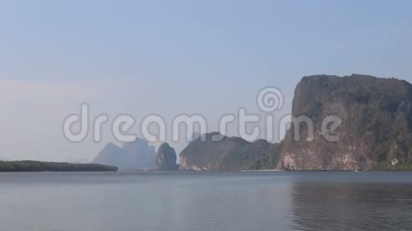 泰国长尾船沿着河漂流到悬崖视频的预览图