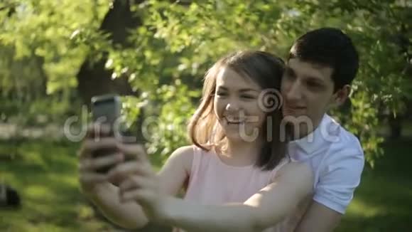 快乐的男人和女人在做自拍手机视频的预览图