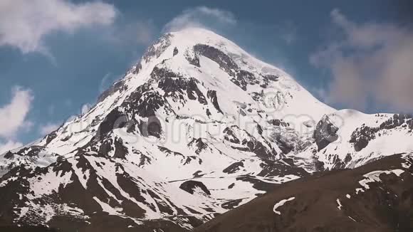 卡兹贝吉乔治亚卡兹别克山的山顶覆盖着雪喀斯别克是一座千层火山和一座大山视频的预览图