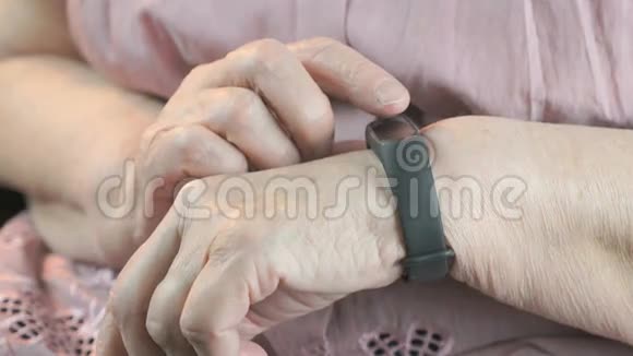 女人摸了摸脉冲监测器的腕带视频的预览图