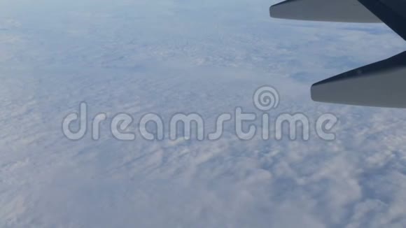 在美丽的空中云层上飞行的飞机机翼的景色视频的预览图