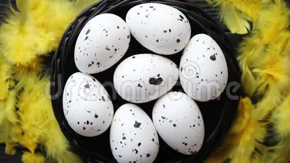 整只鸡蛋放在一个黑色乡村木底的巢里复活节符号视频的预览图