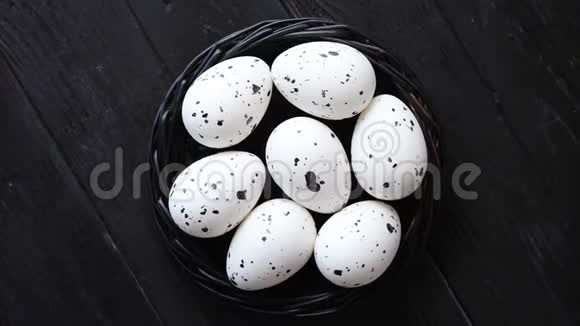 整个鸡蛋在一个巢的黑色乡村木制背景复活节标志视频的预览图