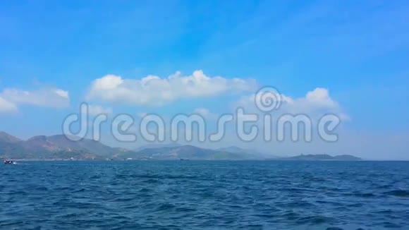 海洋和地平线上的群山泰国拉农视频的预览图