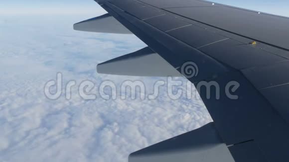 在美丽的空中云层上飞行的飞机机翼的景色视频的预览图