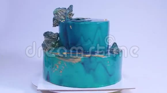 用蓝色镜面釉和白色巧克力贝壳装饰的摩丝蛋糕欧洲法语视频的预览图
