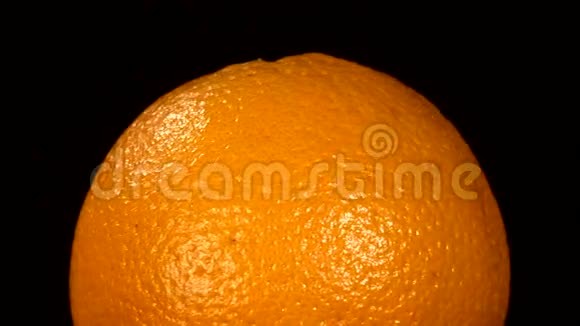 在黑色上分离的成熟橙色顶部旋转视频的预览图