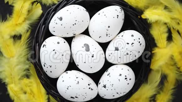 整只鸡蛋放在一个黑色乡村木底的巢里复活节符号视频的预览图