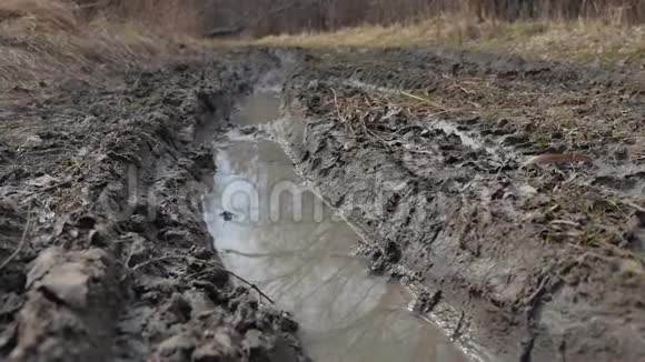 越野路上的泥土和一滩水道路性质视频的预览图