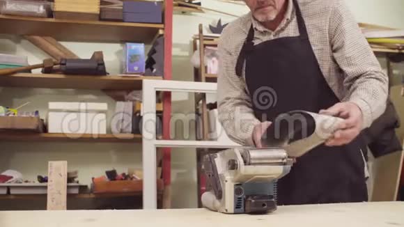 一个人在用打磨机打磨木头视频的预览图
