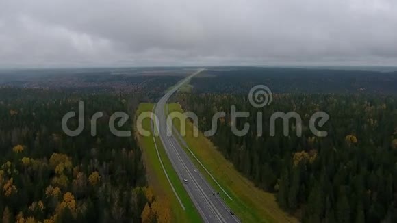 在通往大桥的道路上观看秋天视频的预览图