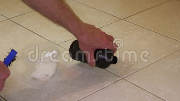 在浴室瓷砖地板上擦水泥浆视频的预览图