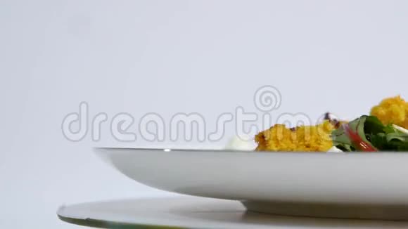 意大利烤甜菜沙拉在白盘上用山羊奶酪和松子制成的烤甜菜沙拉视频的预览图