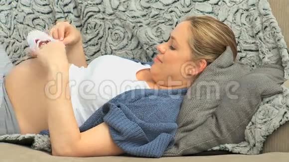 孕妇在玩白色小鞋视频的预览图