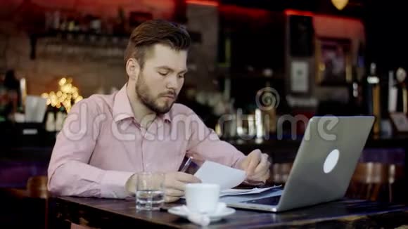 年轻的商人在酒吧工作视频的预览图