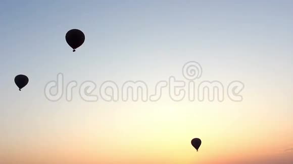 日出时空气中的热气球视频的预览图