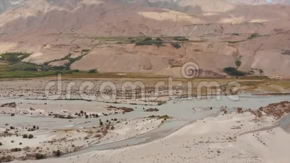 潘吉河和帕米尔山脉潘吉是阿穆达里亚河的上部全景塔吉克斯坦和阿富汗边境视频的预览图