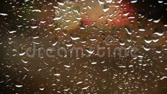 雨水滴在汽车玻璃上傍晚的交通视野视频的预览图