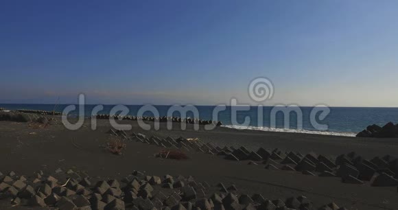 靠近沙滩的海浪包括复印空间视频的预览图