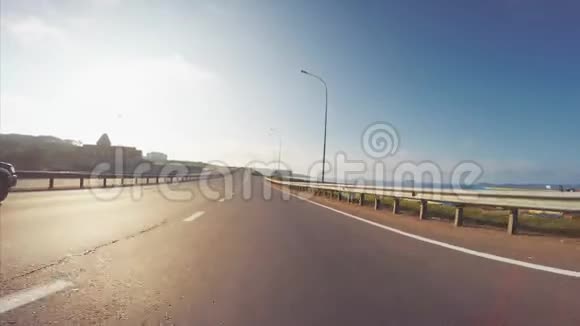 从车上看在俄罗斯符拉迪沃斯托克沿路行驶上午视频的预览图