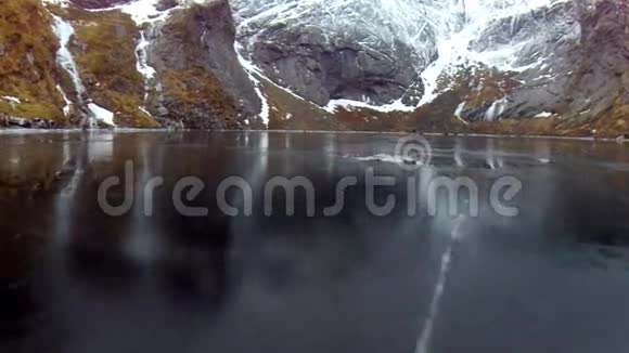 无人驾驶飞机飞越北极湖视频的预览图