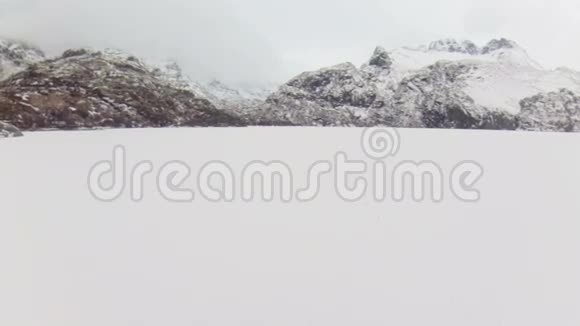 无人驾驶飞机飞越北极湖视频的预览图