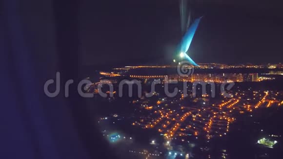 从上面可以看到夜景起飞飞机飞行概念2飞机在机场跑道上夜间起飞视频的预览图