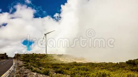 生产生态能源的现代风车视频的预览图