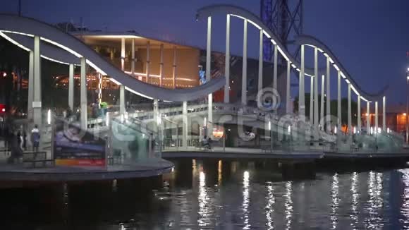 夜景兰布拉德马人行桥现代设计在巴塞罗那港时间流逝视频的预览图