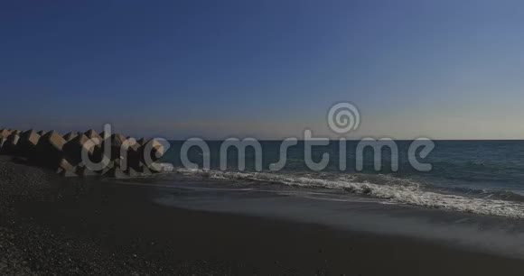 靠近沙滩的海浪包括复印空间视频的预览图