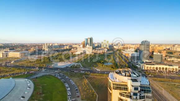 从市中心和中央商业区俯瞰日落中亚哈萨克斯坦阿斯塔纳视频的预览图