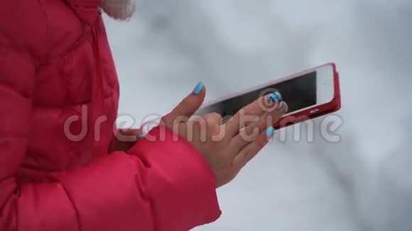 冬天在户外使用平板电脑的女性4k视频的预览图