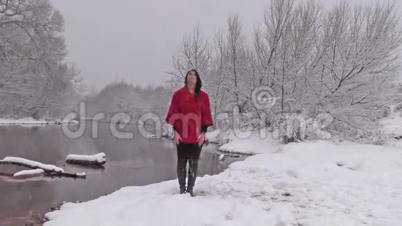 瑜伽在雪中练习视频的预览图