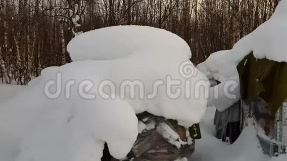 外面的柴堆被雪覆盖视频的预览图