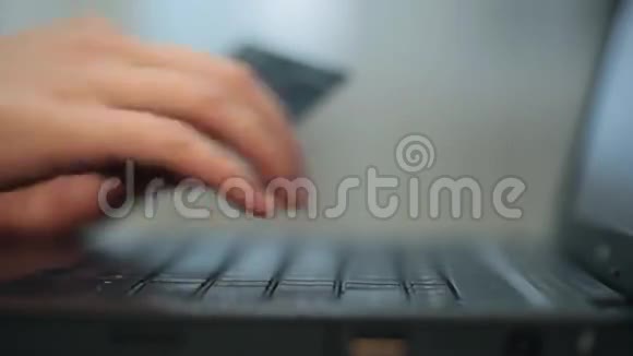 女人的手在电脑上打字视频的预览图