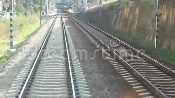 铁路通过另一列火车视频的预览图